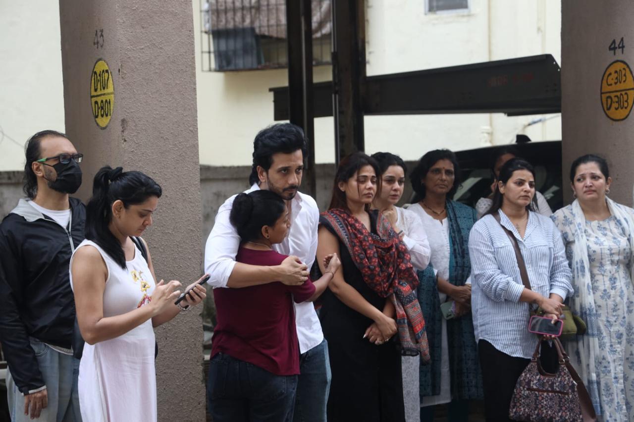 Her friends and family members bid an emotional adieu to her and were seen crying inconsolably. She was cremated at the Bhayandar crematorium. (Pic courtesy: Mahesh Gohil)